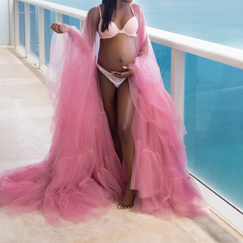 Maternity tulle robe .